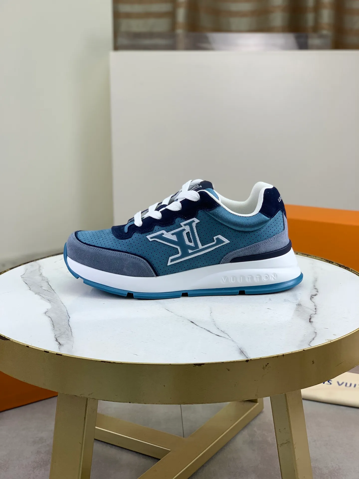 Factory price P700 💶 Top version [LOUIS VUITTON] Couple 🧑‍🤝‍🧑 Craftsman style Counter series (original order) New style 🍀LV Louis Vuitton - top version LV classic high-top trendy shoes! Made of imported original craft calfskin, original breathable lining, and original wear-resistant, lightweight, high-end TPU outsole! High quality products! 2️⃣ colors available, size: male 38-44 (45 46 customized)